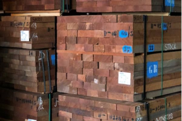 lote de madeira pronto para a venda